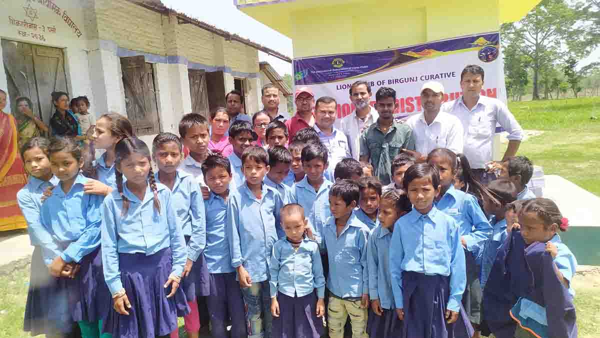 स्वास्थ्य पत्रकार समुहको पहलमा आँखा शिबिर सहित स्टेशनरी बितरण