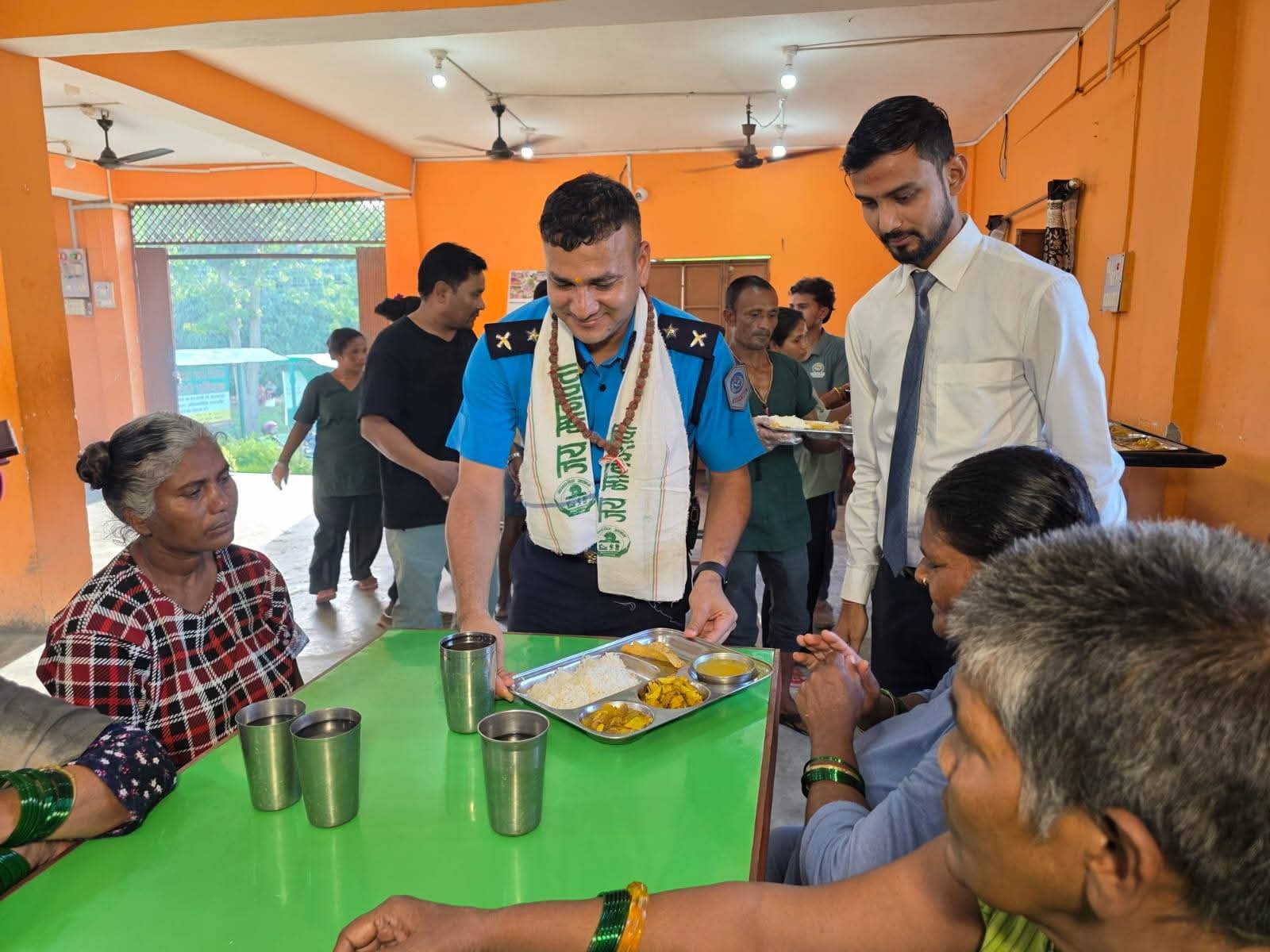 मानवसेवा आश्रमको अवलोकन गर्दै डीएसपी चक्र मल्लद्वारा भोजन सेवामा सहयोग, सहकार्यलाई निरन्तरता दिने प्रतिबद्धता